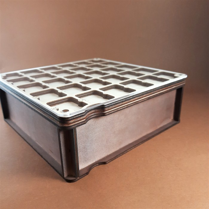 Ящик темний під багатоярусний органайзер. Висота 60 мм. Глибина комірок 56 мм. На чотири відділення (060206)