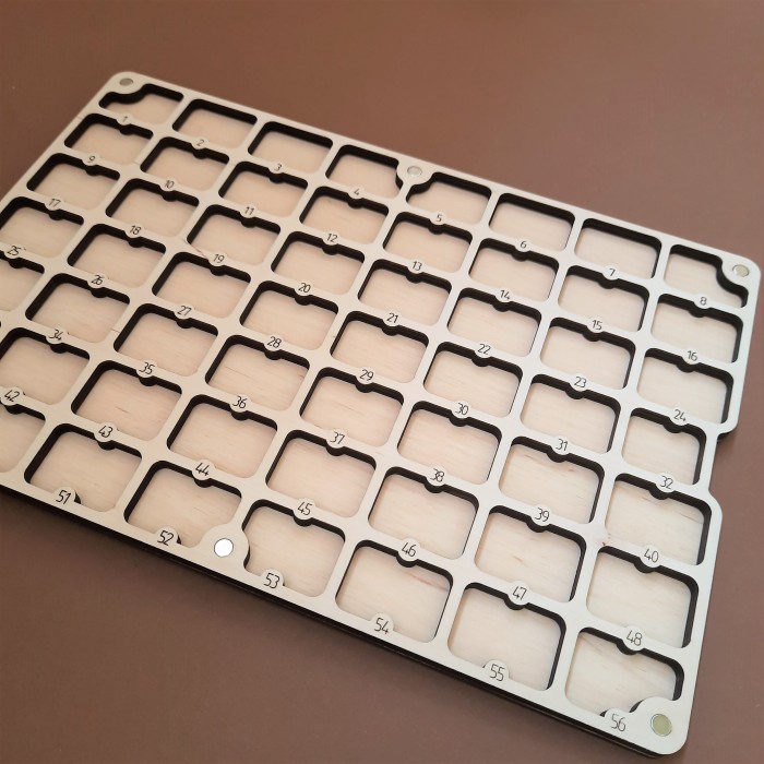 Дерев'яний органайзер для бісеру з прозорою кришкою на 56 пронумерованих комірок (060237)