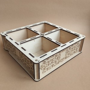 Квадратний ящик с гравіровкою . Висота 60 мм. Глибина комірок 56 мм. На чотири відділення (060119)