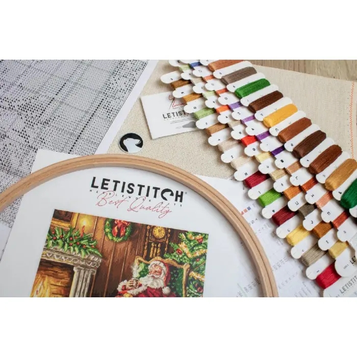 L8052 Відпочинок Санти біля каміна. Letistitch. Набір для вишивки хрестиком